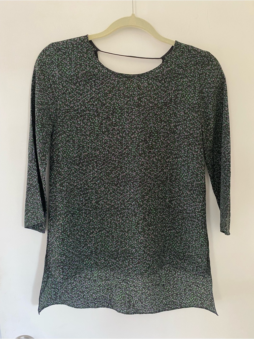 Aritzia Wilfred Silk Blouse Black & Green Ditzy Pattern Long Sleeve V-Back XXS